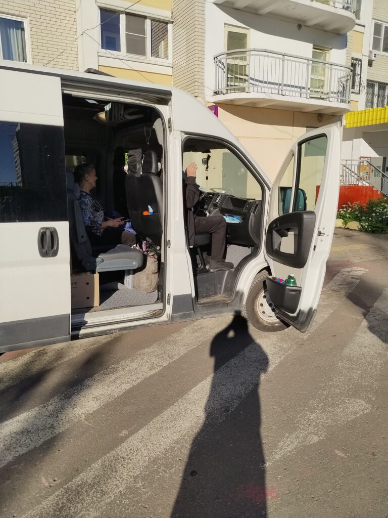 Переезд на микроавтобусе на дачу. Уезжаем из Москвы